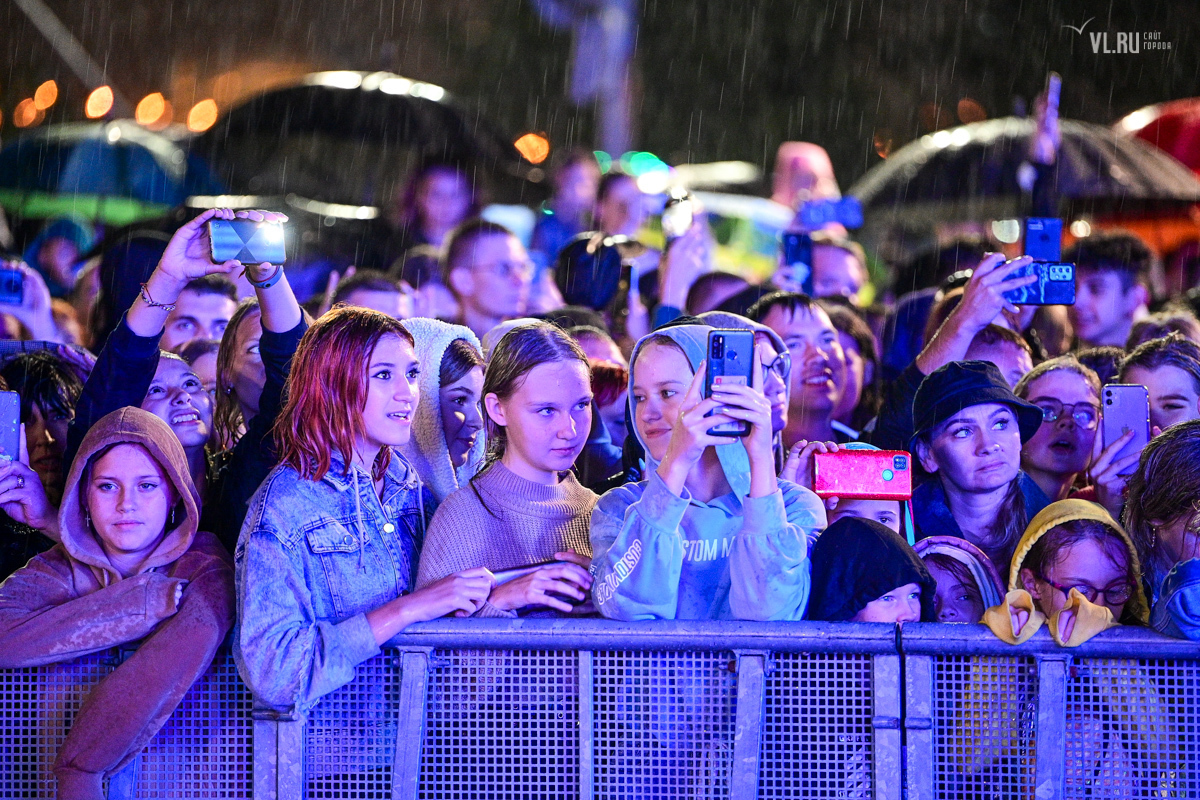 концерты владивосток. концерт клавы коки во владивостоке 2022. клава кока выступление во владивостоке. клава кока 2022. певица на сцене.