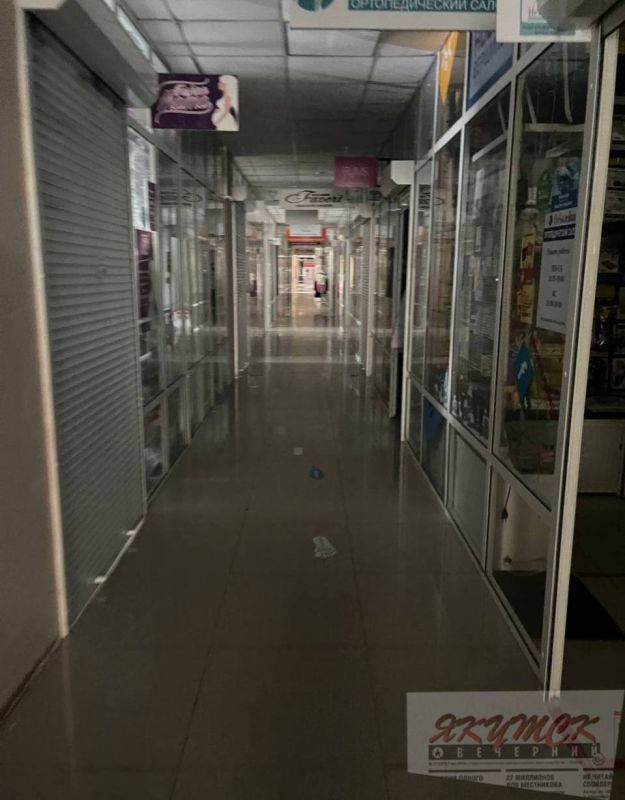 Вот так при свете фонарей работают магазинчики в торговом центре на Лермонтова, 49. Причем электричества нет только в одном крыле