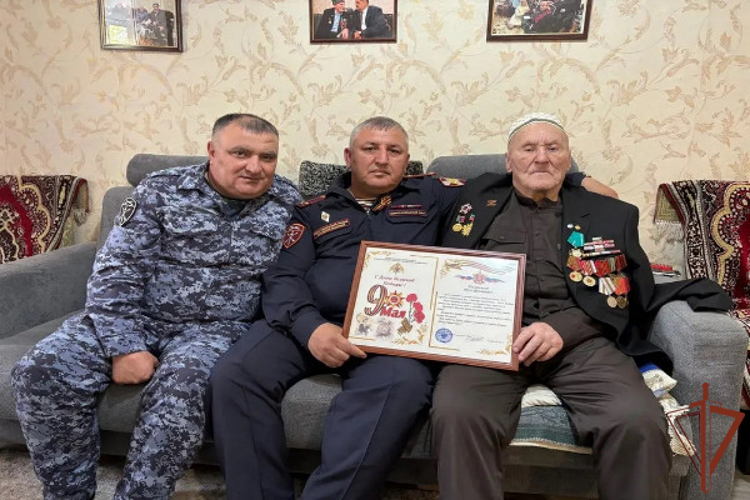 Ветерана Великой Отечественной войны поздравили военнослужащие Росгвардии в Дагестане