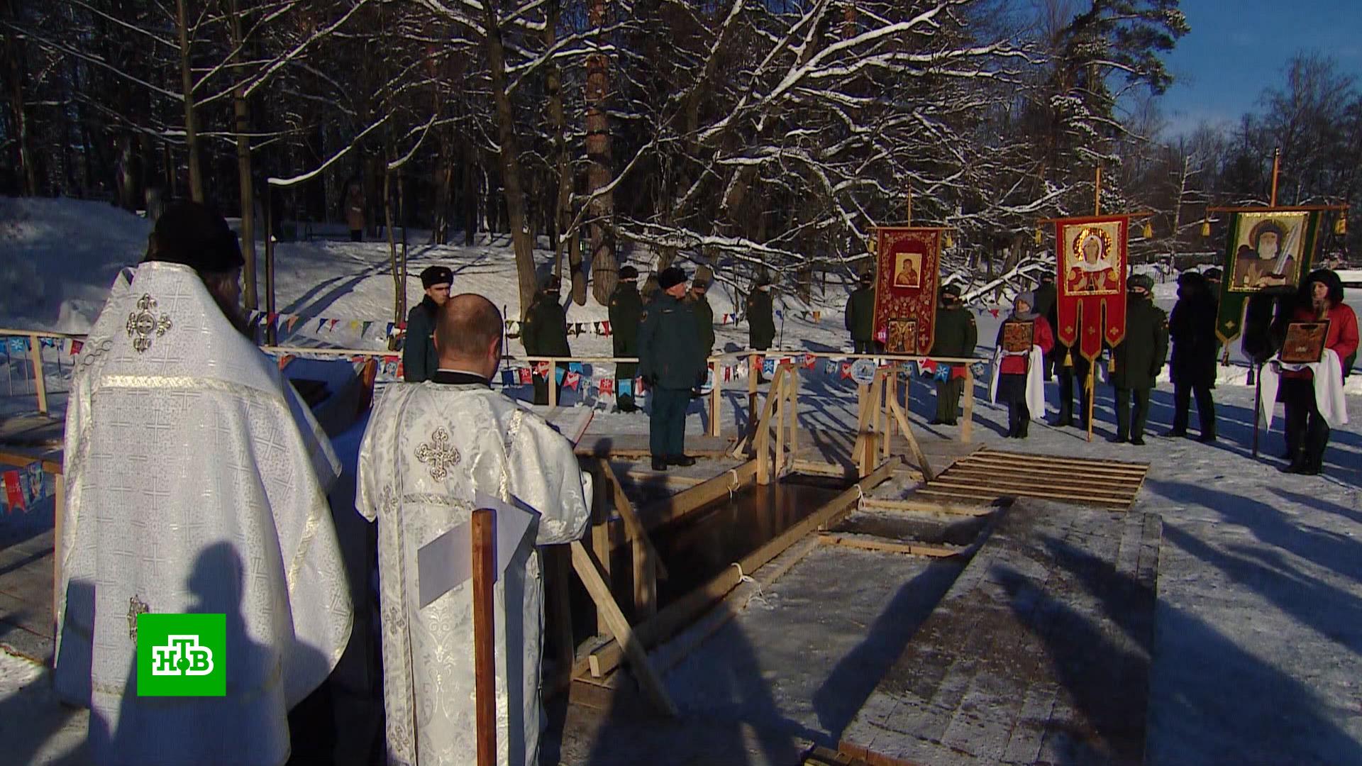 крещенские купания 2022. крещение в москве 2024 где. купель. массовые крещенские купания. крещение господне в парке патриот.