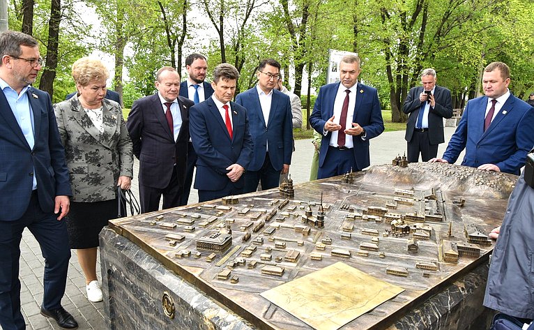 Сенаторы посетили парк в Барнауле в рамках рабочей поездки в Алтайский край