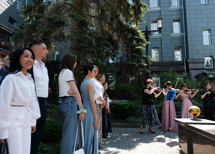 Семьи депутатов поддержали первый «День музеев» в здании Заксобрания в Челябинске