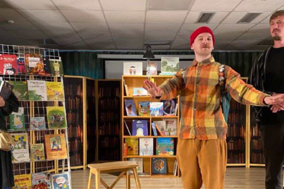 Актёры из Москвы привезли на Камчатку детский спектакль о книгах и библиотеке. Фото: kamgov.ru. Фотография 1