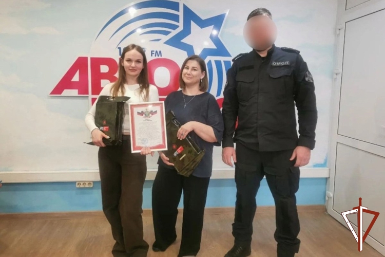 В Югре Росгвардия поздравила представителей региональных радиостанций с Днём радио