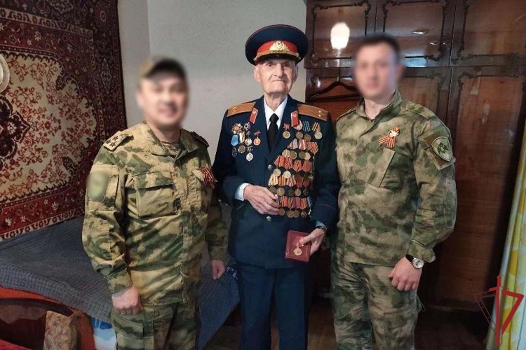 Росгвардейцы, выполняющие боевые задачи в зоне проведения специальной военной операции, поздравили ветеранов Великой Отечественной войны (видео)