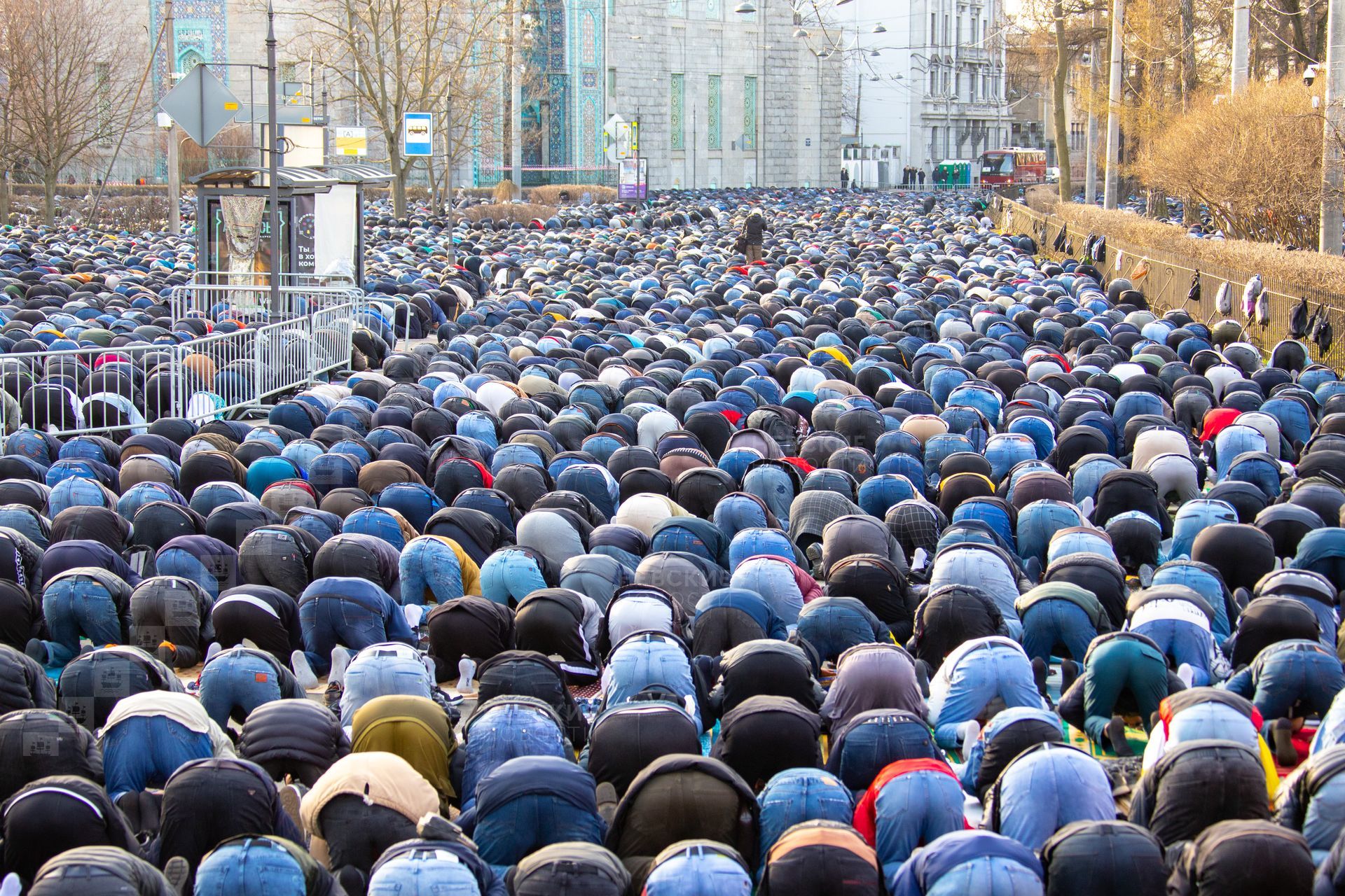 9 апреля ураза. Ураза байрам СПБ. Ураза-байрам 2023 СПБ. Праздничный намаз Ураза байрам. Мусульманин молится.