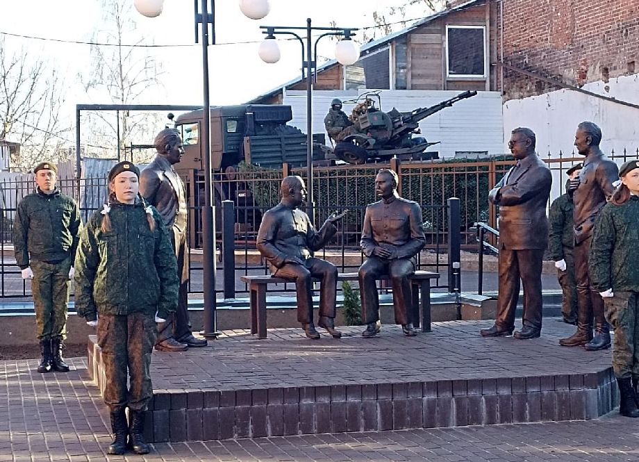 Во Владимирской области торжественно открыли скульптурную композицию «Ковровские оружейники»