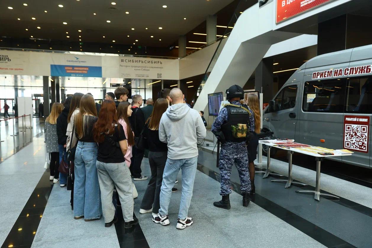 Фото Росгвардия на выставке в «Новосибирск Экспоцентр»: от зрелищных задержаний до профориентации молодежи 16