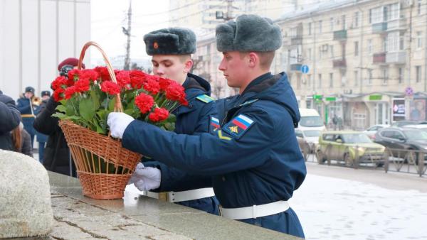 На площади Победы состоялось торжественное возложение цветов в честь 80-й годовщины победы в Сталинградской битве