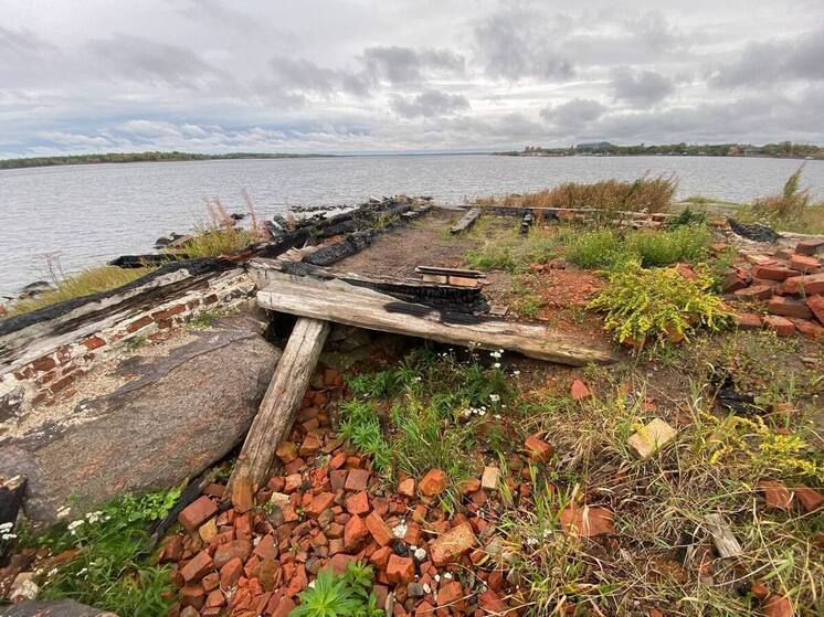 Туристов водят на пепелище в Кеми