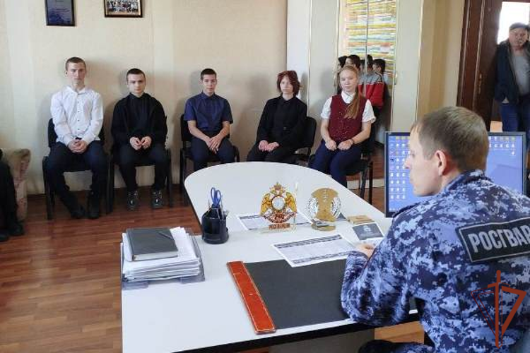 В регионах Сибири росгвардейцы провели патриотические мероприятия со школьниками 