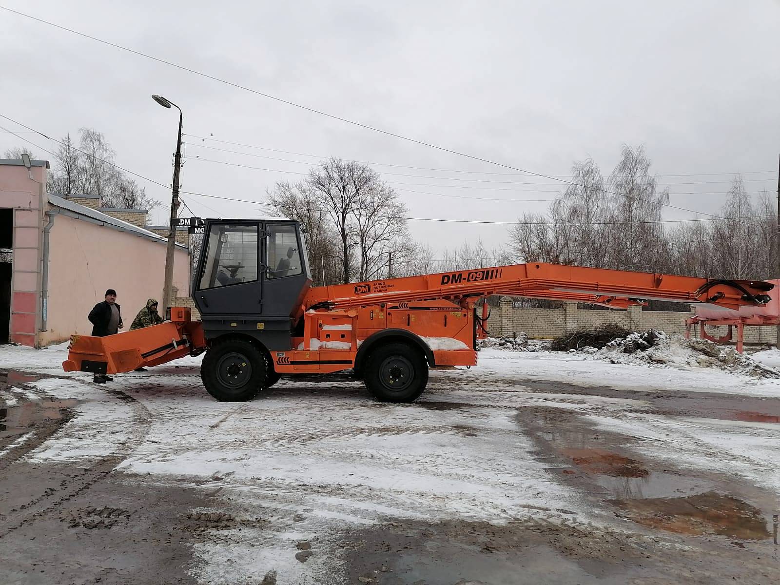 Водитель погрузчика орел. Спецавтобаза Орел. Лаповый снегопогрузчик. Ирбис 350 снегопогрузчик. Погрузчик Орел.