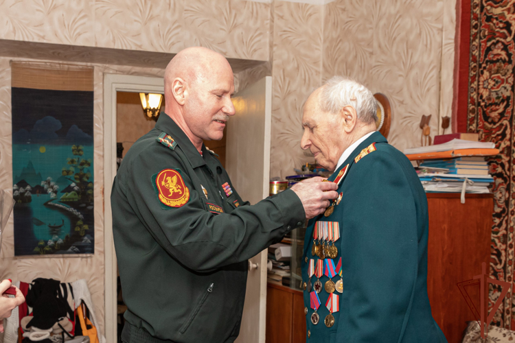 Представители Росгвардии вручили ветерану Великой Отечественной войны юбилейную медаль к 80-летию Победы 