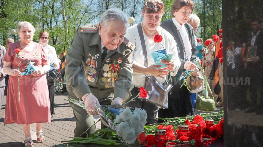 В Брянске участники митинга в Лесных сараях пришли с портретами своих героев  