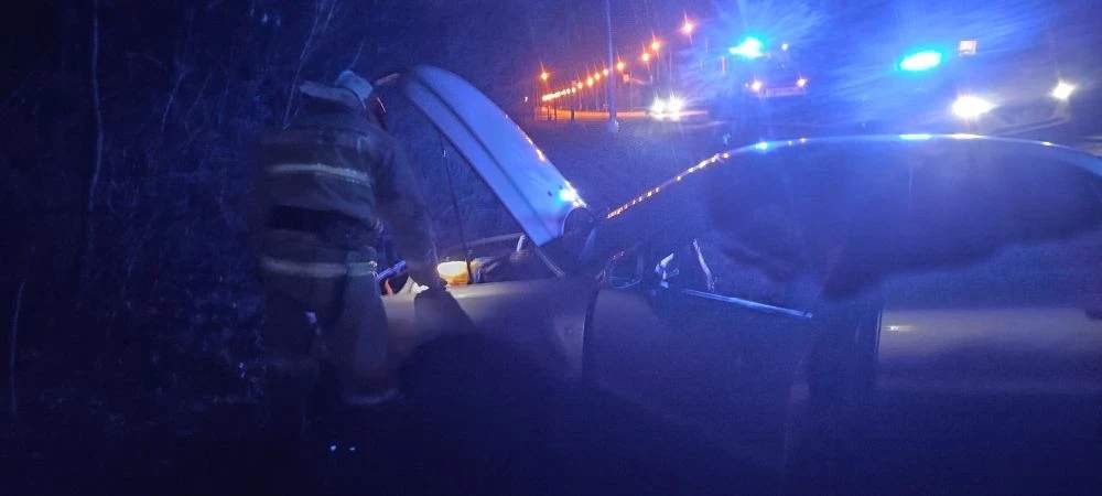 В Фатежском районе автомобиль «Ауди» съехал в кювет и врезался в опору ЛЭП