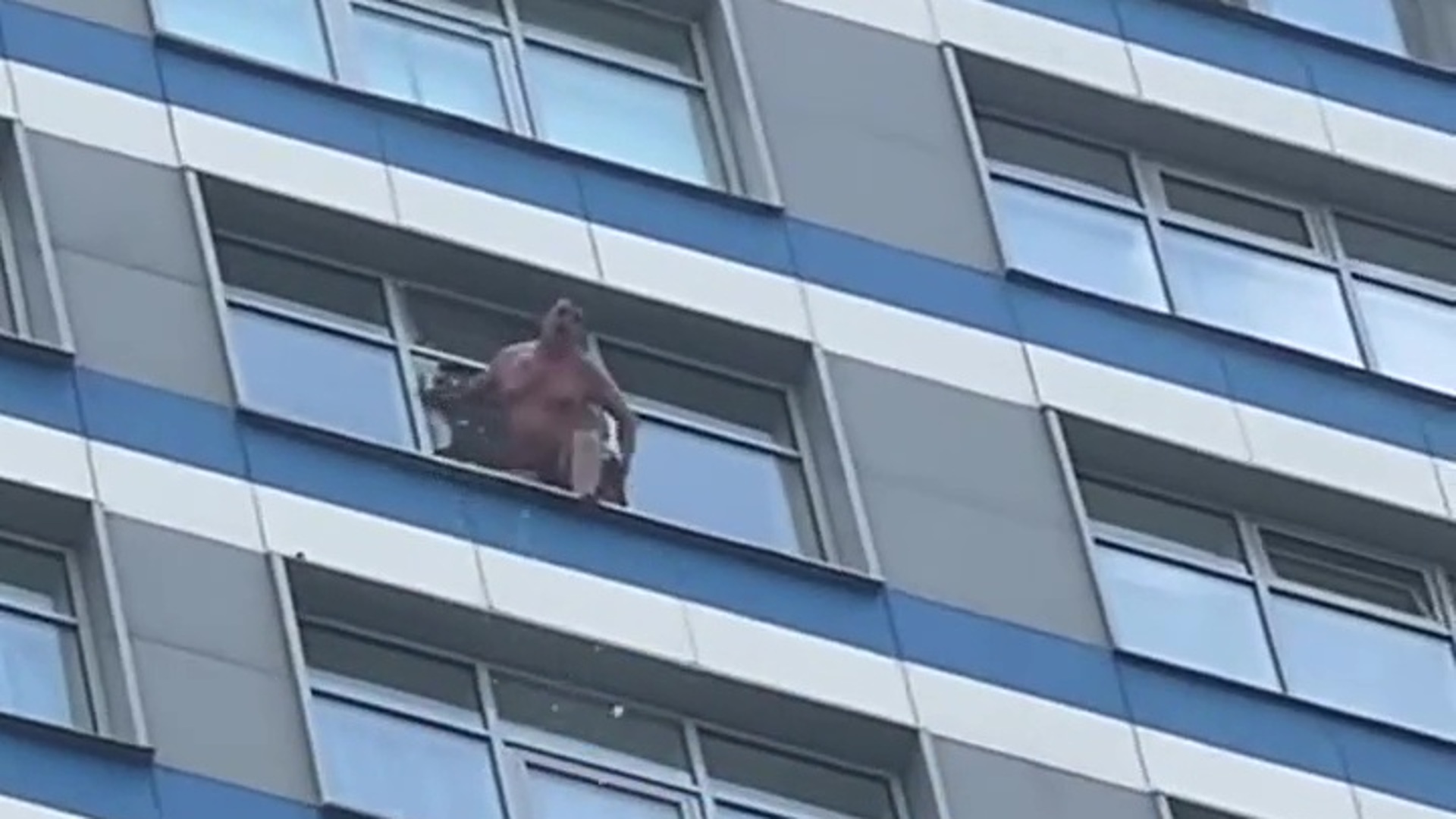 мужик упал со шкафа