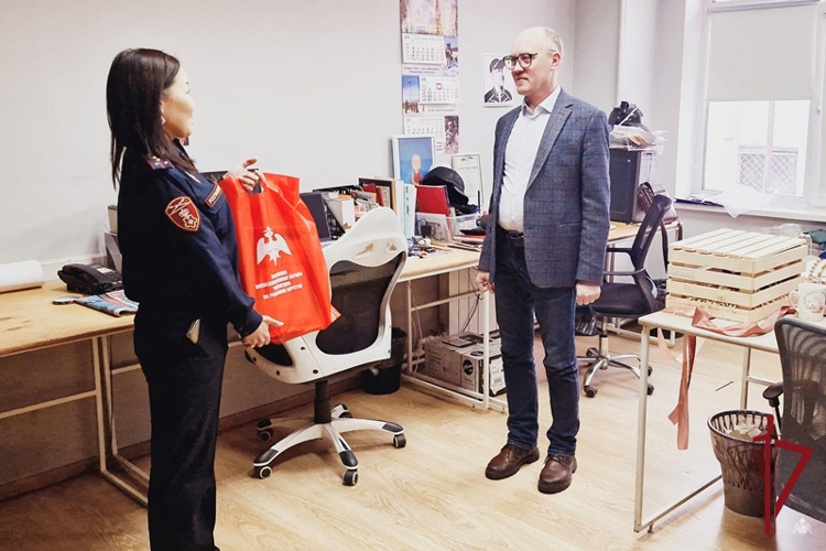 Росгвардейцы поздравили журналистов Бурятии с профессиональным праздником