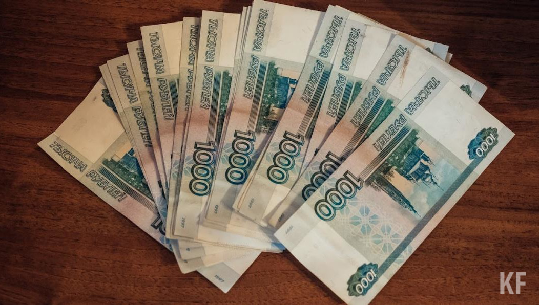 Долг 10 миллионов рублей. Деньги на столе. Деньги 20 тысяч рублей. Деньги 20 тысяч рублей на столе. Деньги на столе 8 тысяч.