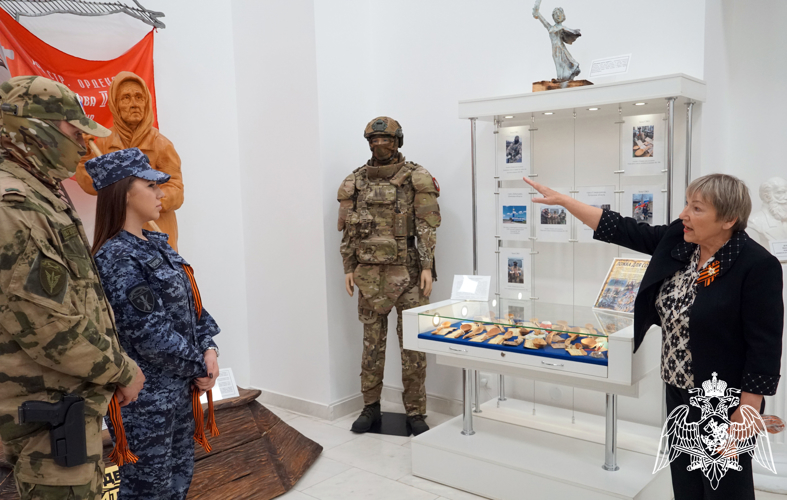 Сотрудники и военнослужащие Росгвардии в Воронеже посетили выставку «Эхо великой войны» ко Дню Победы советского народа в Великой Отечественной войне