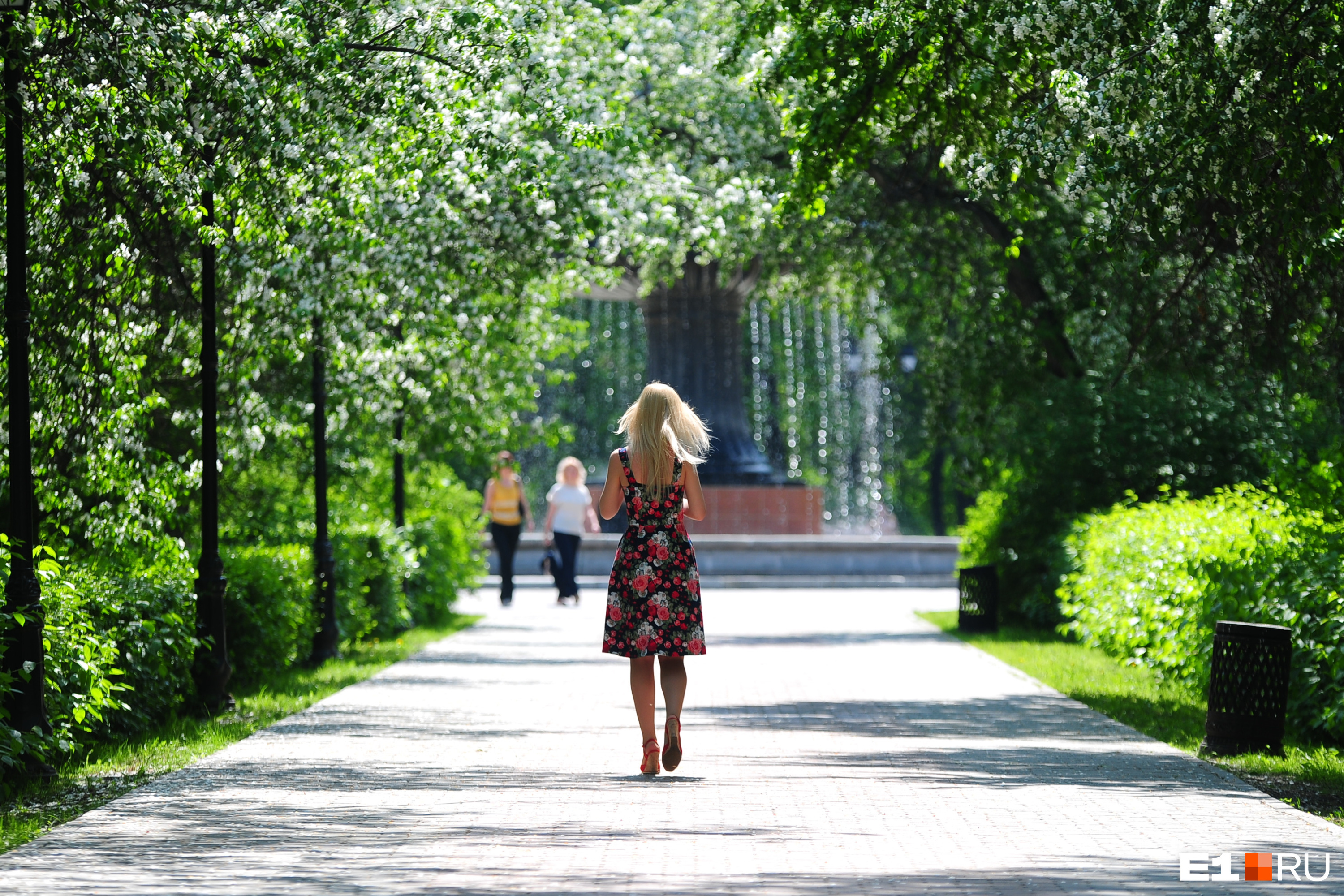 Перед прогулкой. Гулять в парке. Прогулка в городе. В парке летом. Девочка гуляет в парке.