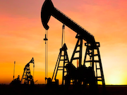 Газ и нефть теряют позиции: санкции, запасы США и ожидание перемирия давят на рынок