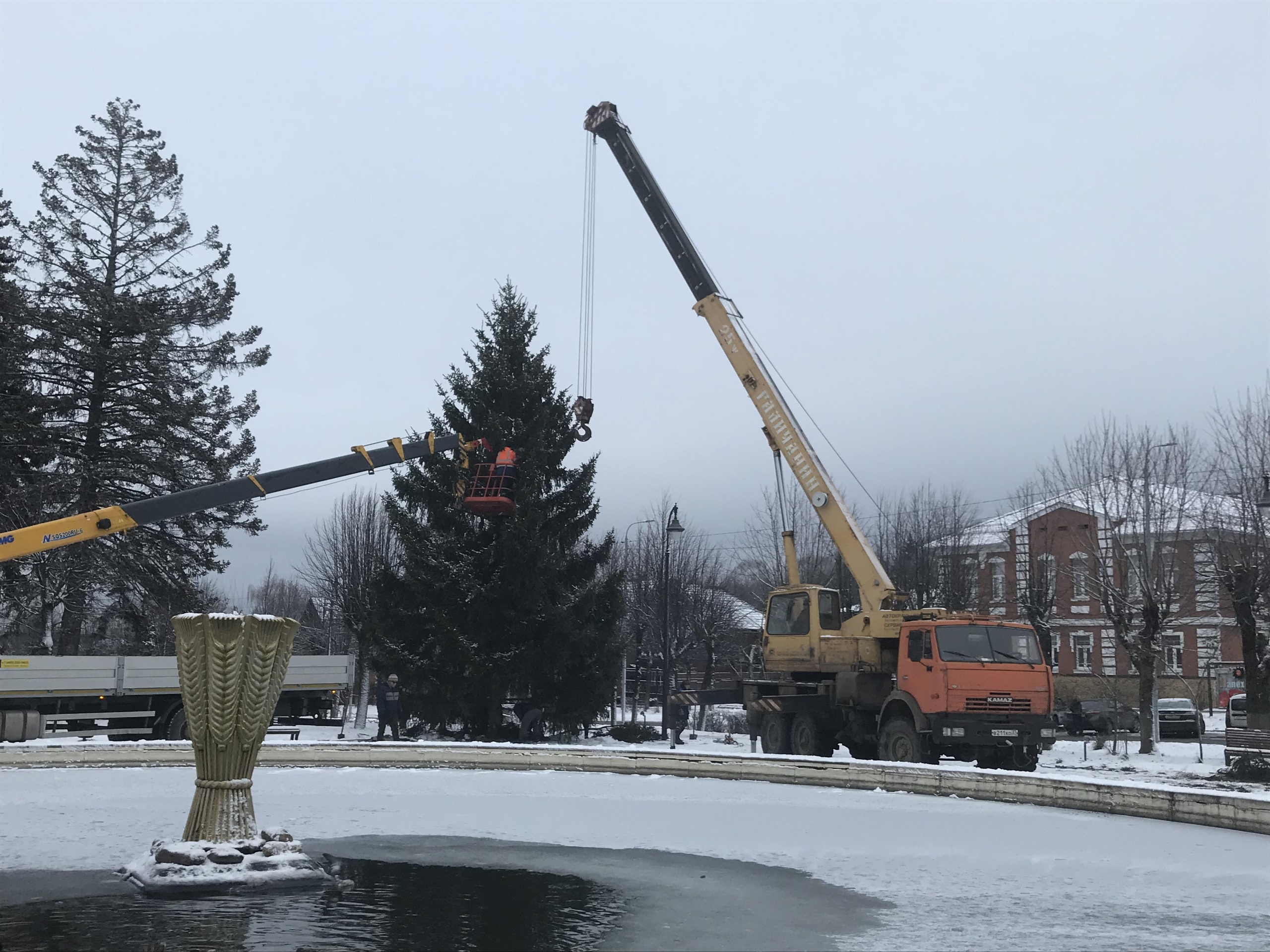 Главную новогоднюю елку устанавливают в Палехе