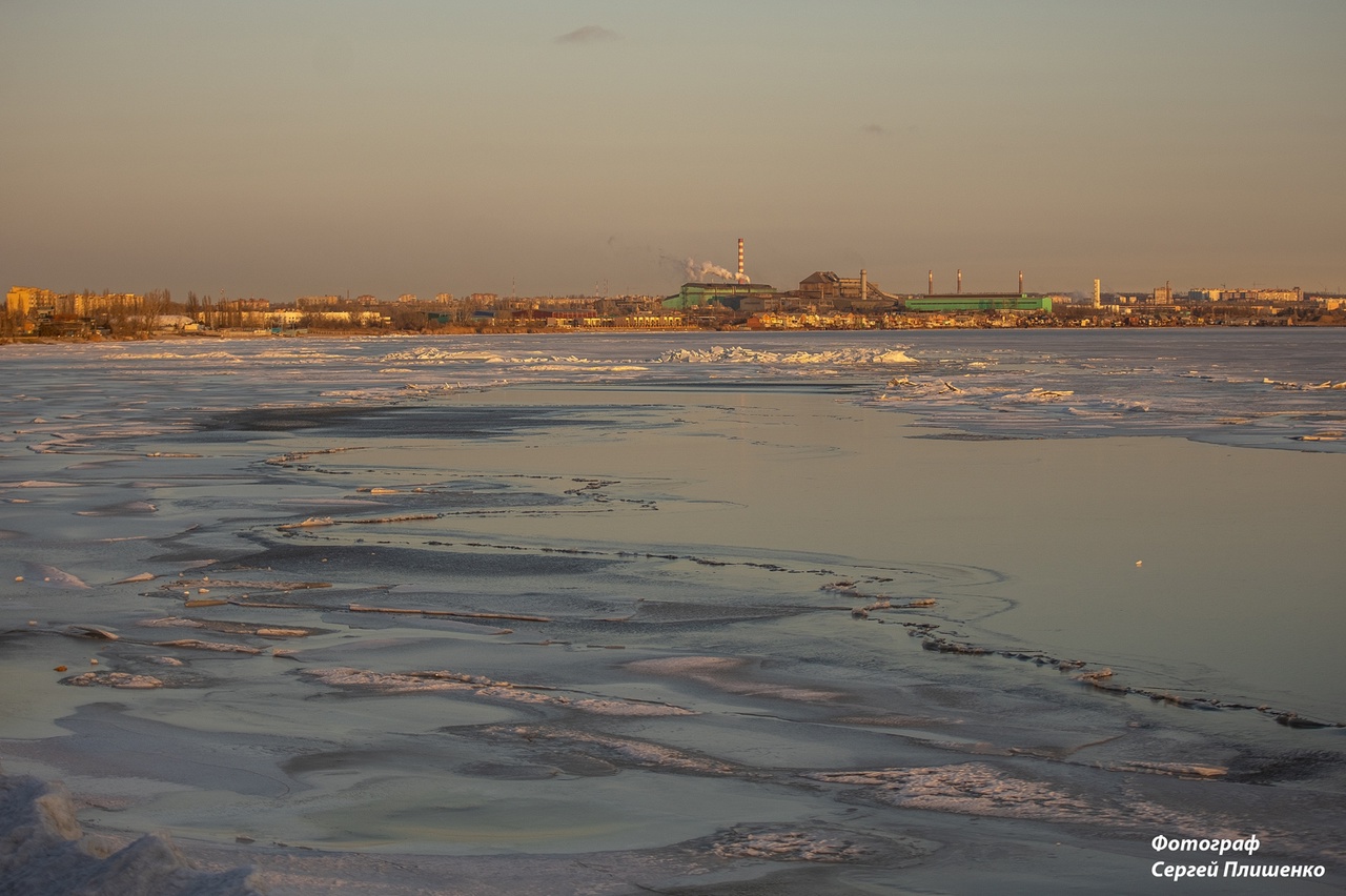 Вокзал таганрог 1. Таганрог январь 2010. Таганрогский трамвай зимой. Море в таганроге в 2022 году. Город таганрог трамвай.