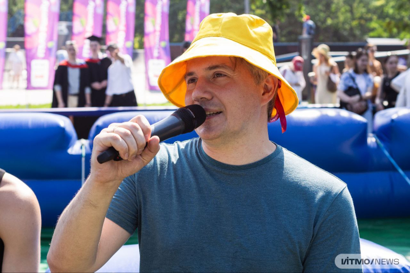 Комментатор Владимир Стогниенко на ITMO Family Day. Фото: Дмитрий Григорьев / ITMO NEWS 