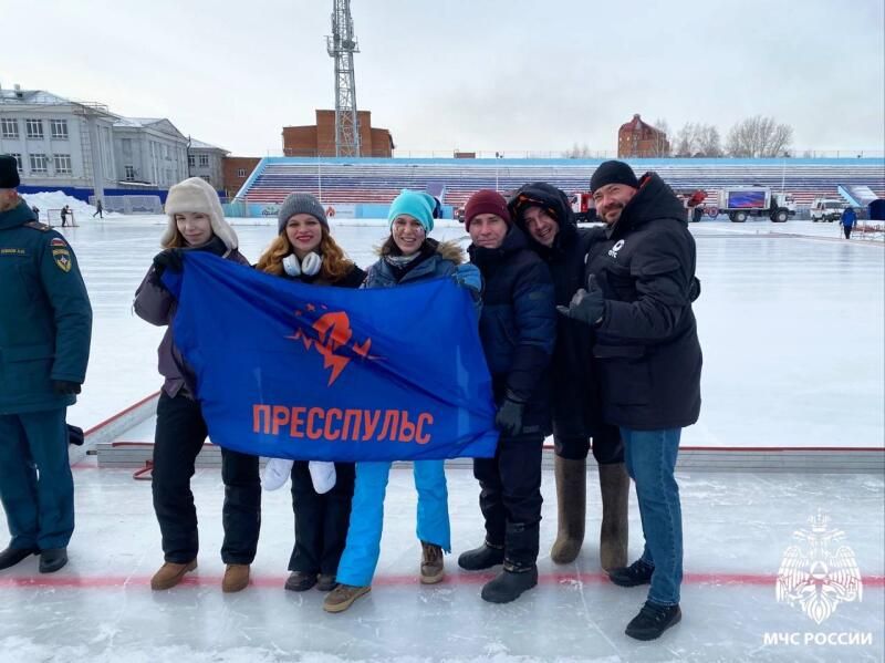 Огонь на льду: в Новосибирске прошел открытый турнир по хоккею на валенках