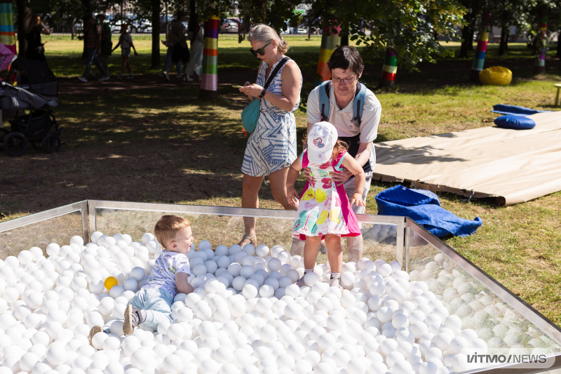 Бассейн с шарами на ITMO Family Day. Фото: Дмитрий Григорьев / ITMO NEWS 