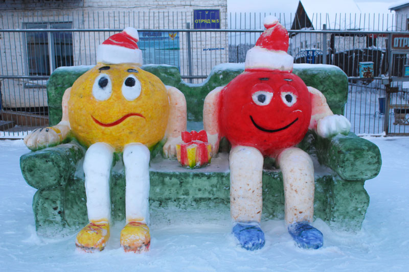 Кировские заключенные слепили красного коня и дымковскую лошадь