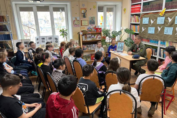 Росгвардейцы Бурятии рассказывают детям о подвигах героев Великой Отечественной войны