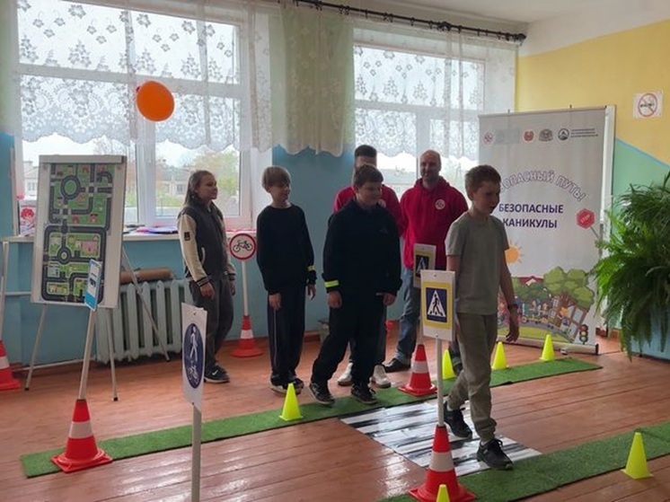 Школьники Гдова учатся правилам дорожного движения на осенних каникулах