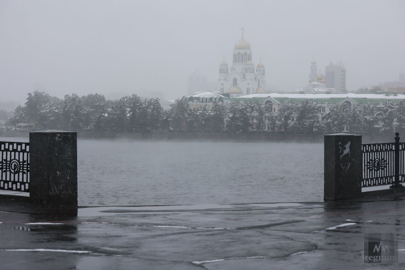 В екатеринбурге выпал снег. Снегопад в екатеринбурге. Снег в екатеринбурге сегодня. Екатеринбург декабрь. Екатеринбург снег 2023.