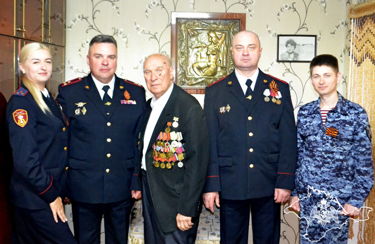 В Симферополе офицеры крымской вневедомственной охраны Росгвардии в День Победы поздравили с Днем рождения ветерана службы