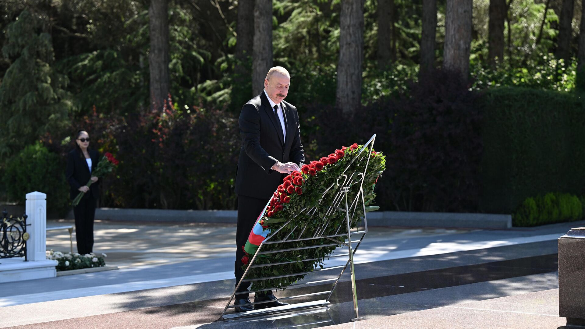 Prezident İlham Əliyev və birinci xanım Mehriban Əliyeva Ulu Öndər Heydər Əliyevin Fəxri xiyabanda məzarını ziyarət ediblər - Sputnik Азербайджан, 1920, 12.12.2024