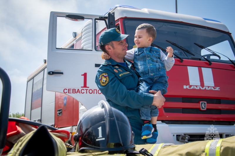 Праздник с пожарными прошёл на ура! В Севастополе около тысячи ребят познакомились с работой МЧС России