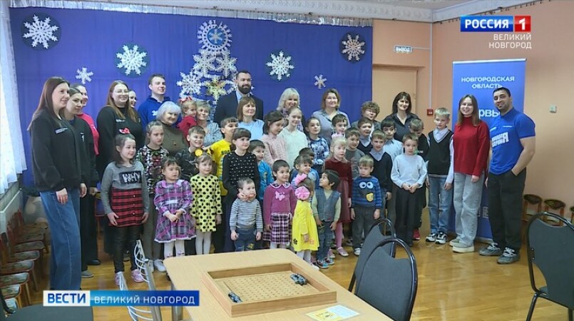 Активисты «Молодой гвардии» вместе с депутатом Госдумы Еленой Цунаевой навестили воспитанников филиала школы-интерната №5 в Деревяницах