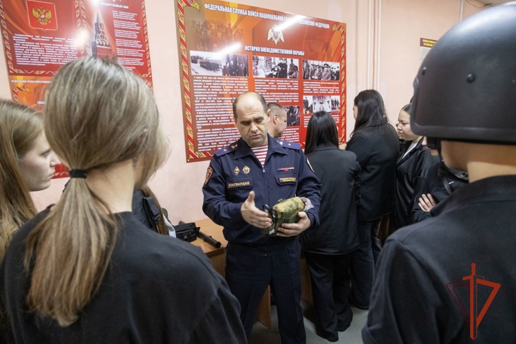 В подразделениях Росгвардии по Хакасии прошли дни открытых дверей для подрастающего поколения