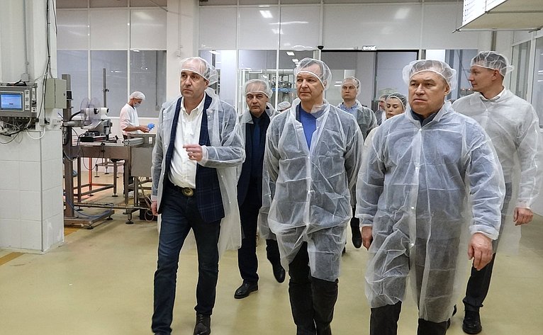 Первый заместитель Председателя СФ Андрей Яцкин и председатель Комитета СФ по аграрно-продовольственной политике и природопользованию Александром Двойных в ходе поездки в Ростовскую область посетили ряд сельскохозяйственных предприятий
