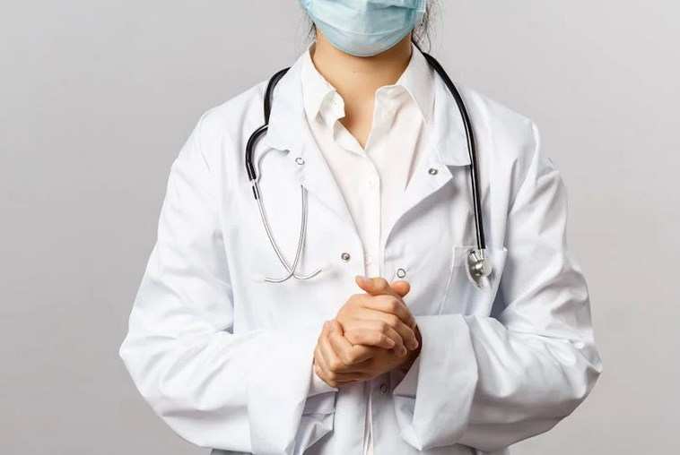 Доктор Мясников предупредил женщин в менопаузе о риске развития остеопороза