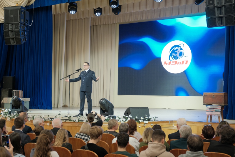 Свою признательность выразил и декан Максим Владимирович Корнеев, пожелав факультету дальнейших успехов