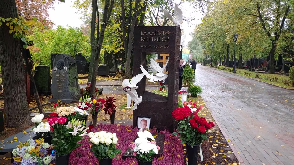 На каком кладбище установлен памятник. Памятник Меньшову Владимиру на Новодевичьем кладбище. Троекуровское кладбище Новодевичье кладбище.