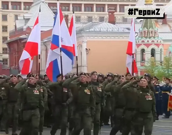 Награждённый Георгиевским крестом доброволец из Крыма, прошёл на Параде Победы в Москве></div><div class=