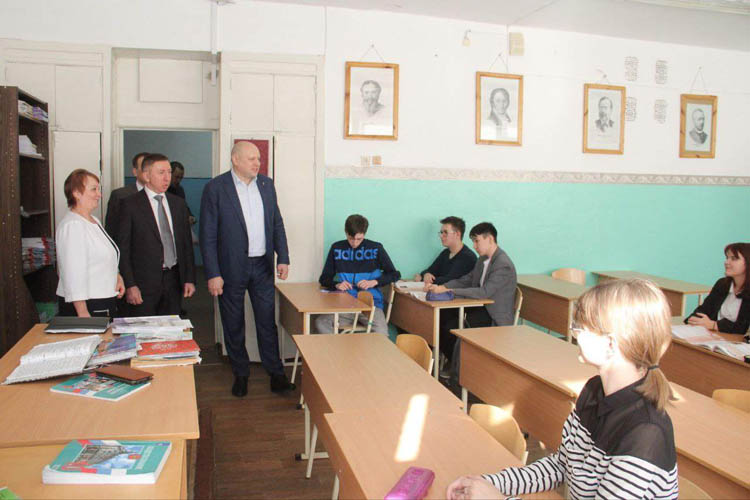 Мэр Омска Сергей Шелест подписал соглашение с меценатом школы №33 (ФОТО)