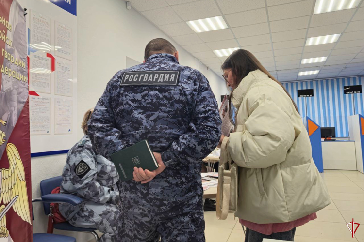 Посетители ярмарки вакансий в Ижевске узнали о преимуществах службы в войсках национальной гвардии Российской Федерации