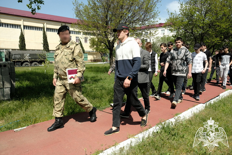 Дагестанские студенты побывали в гостях у бойцов ОМОН Росгвардии