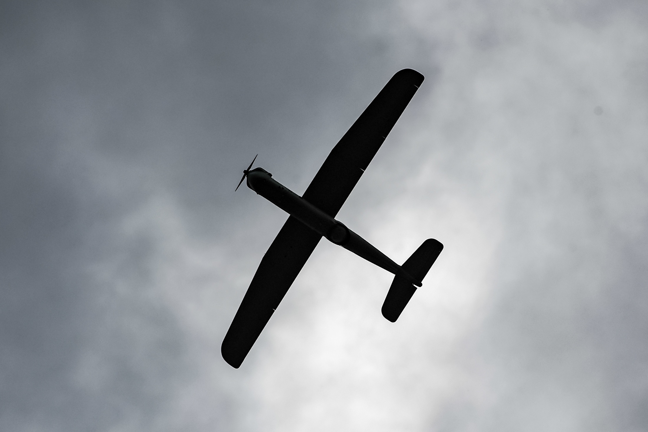 Как отличить дрон в небе. Беспилотник самолетного типа. Самолет беспилотник в небе. Бпла в небе. Drone phantom.