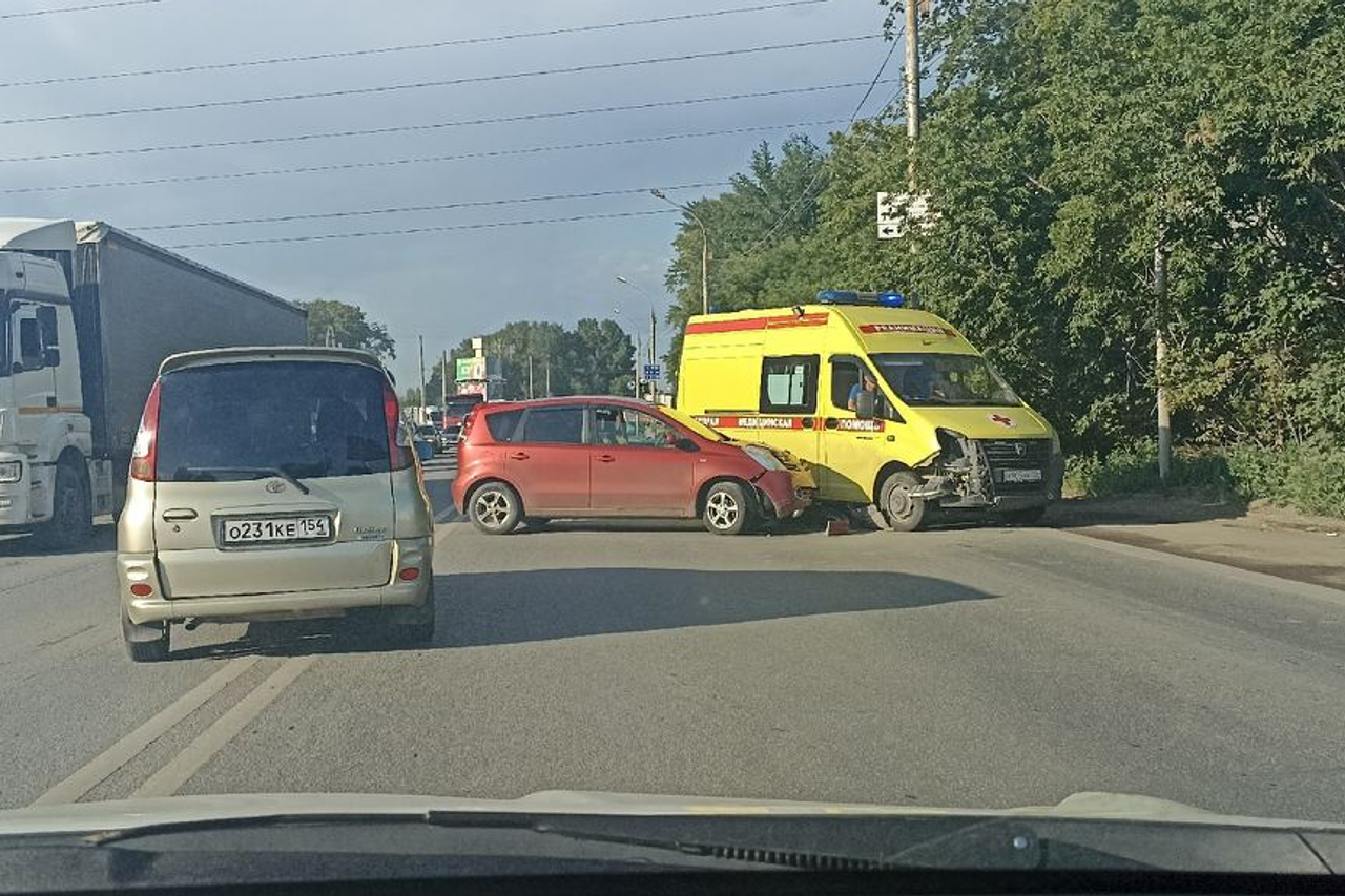 Фото машина врезалась в дом