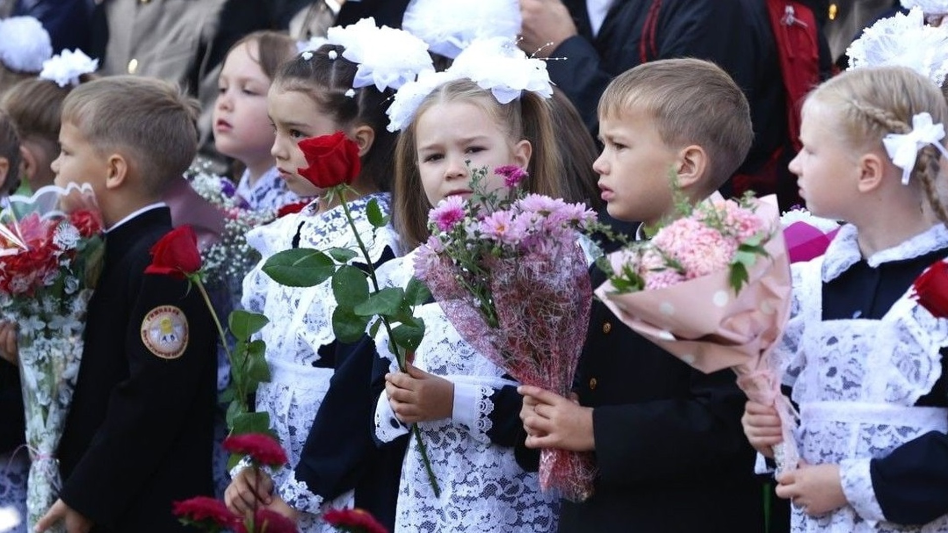 Когда в школах пройдет 1 сентября. Гимназия имени Сергия Радонежского Йошкар-Ола 2002 год. Букет на 1 сентября первокласснику. Школа первое сентября. Букет на линейку в школу.